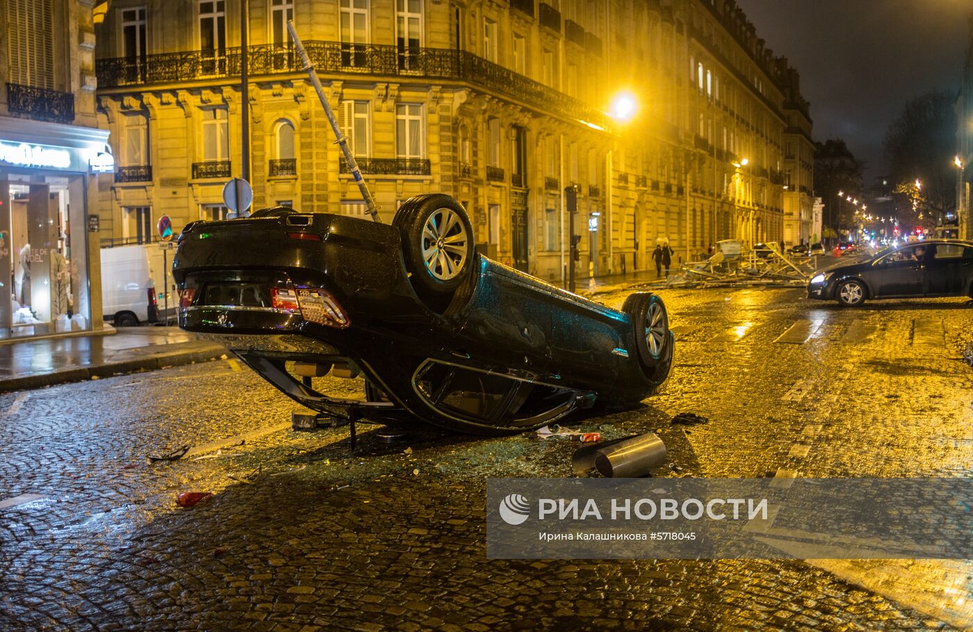 Акция протеста автомобилистов "жёлтые жилеты" в Париже