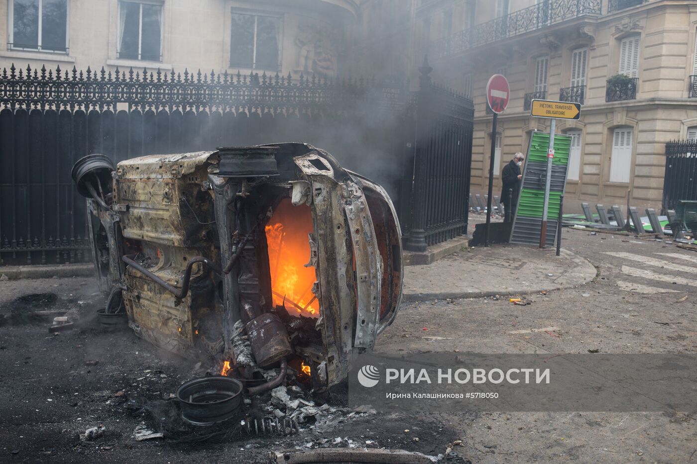 Акция протеста автомобилистов "жёлтые жилеты" в Париже