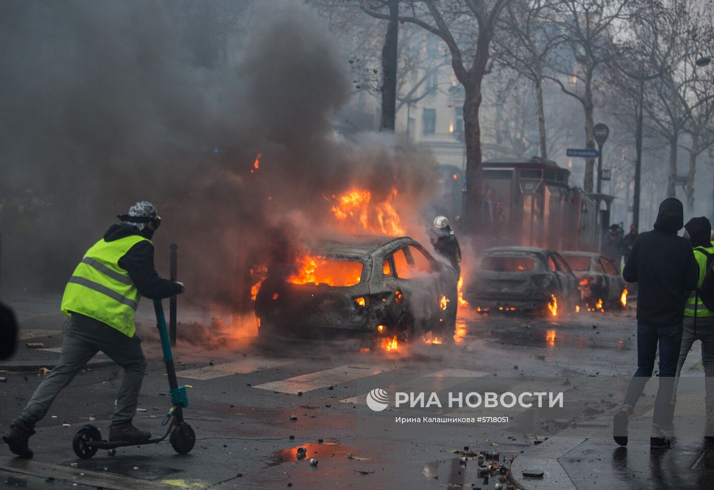 Акция протеста автомобилистов "жёлтые жилеты" в Париже