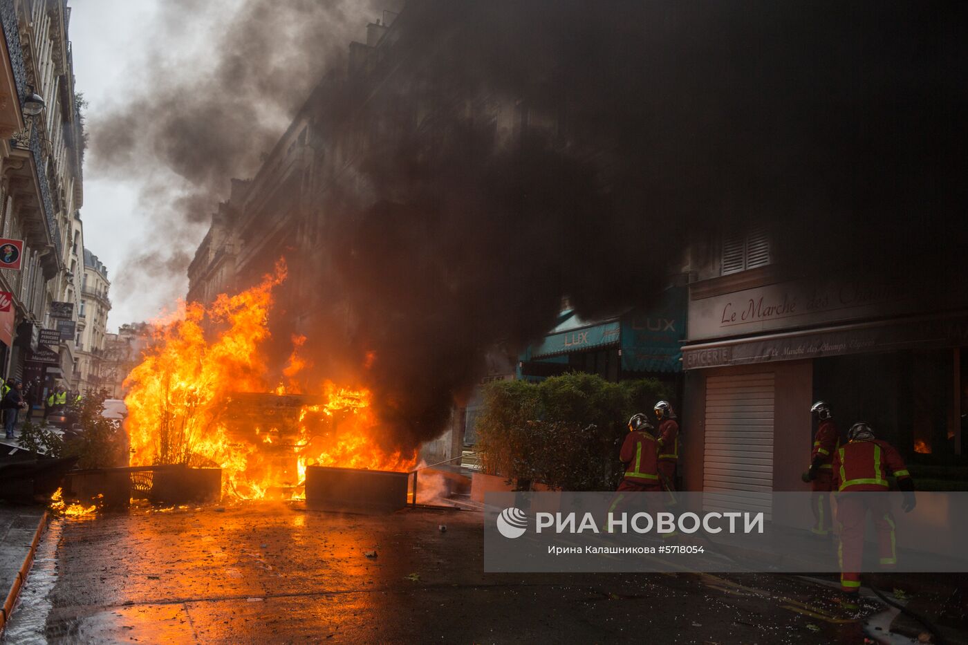 Акция протеста автомобилистов "жёлтые жилеты" в Париже