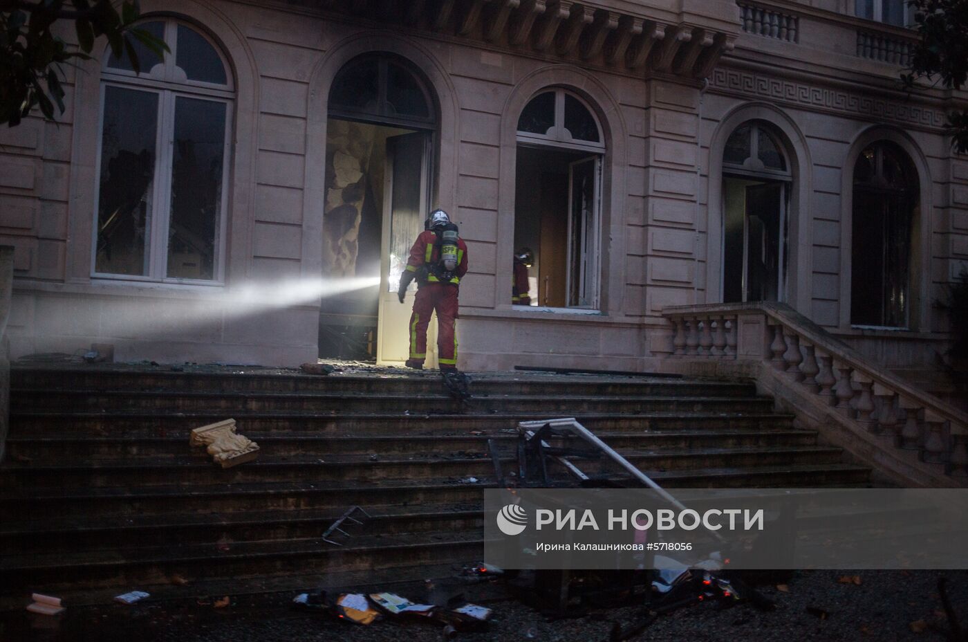 Акция протеста автомобилистов "жёлтые жилеты" в Париже