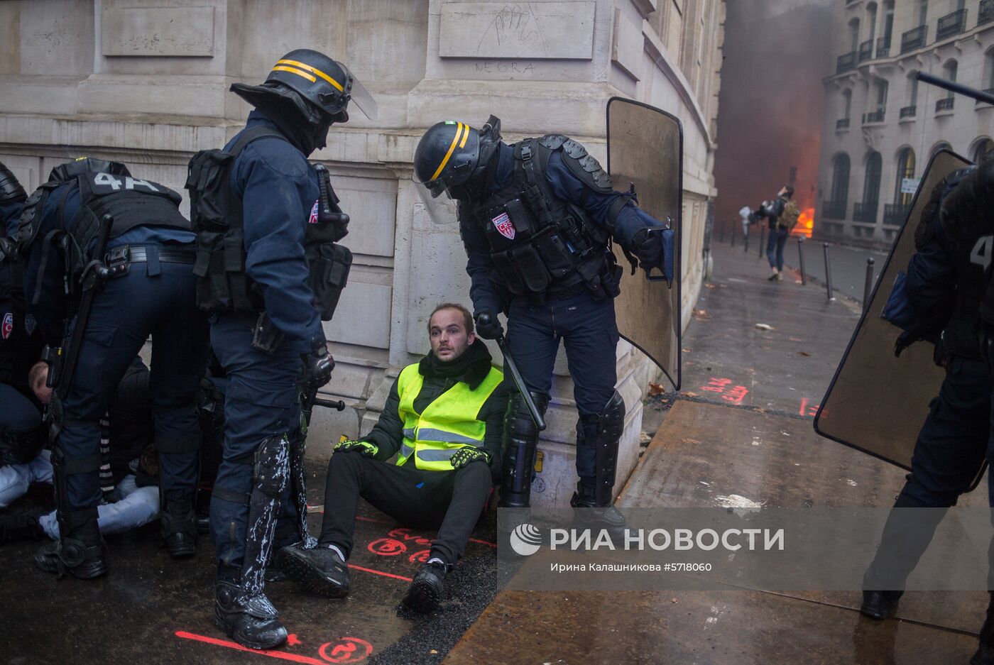 Акция протеста автомобилистов "жёлтые жилеты" в Париже