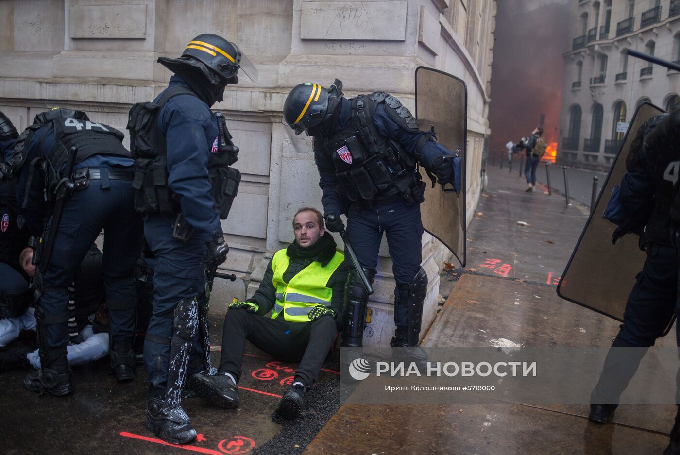 Акция протеста автомобилистов "жёлтые жилеты" в Париже