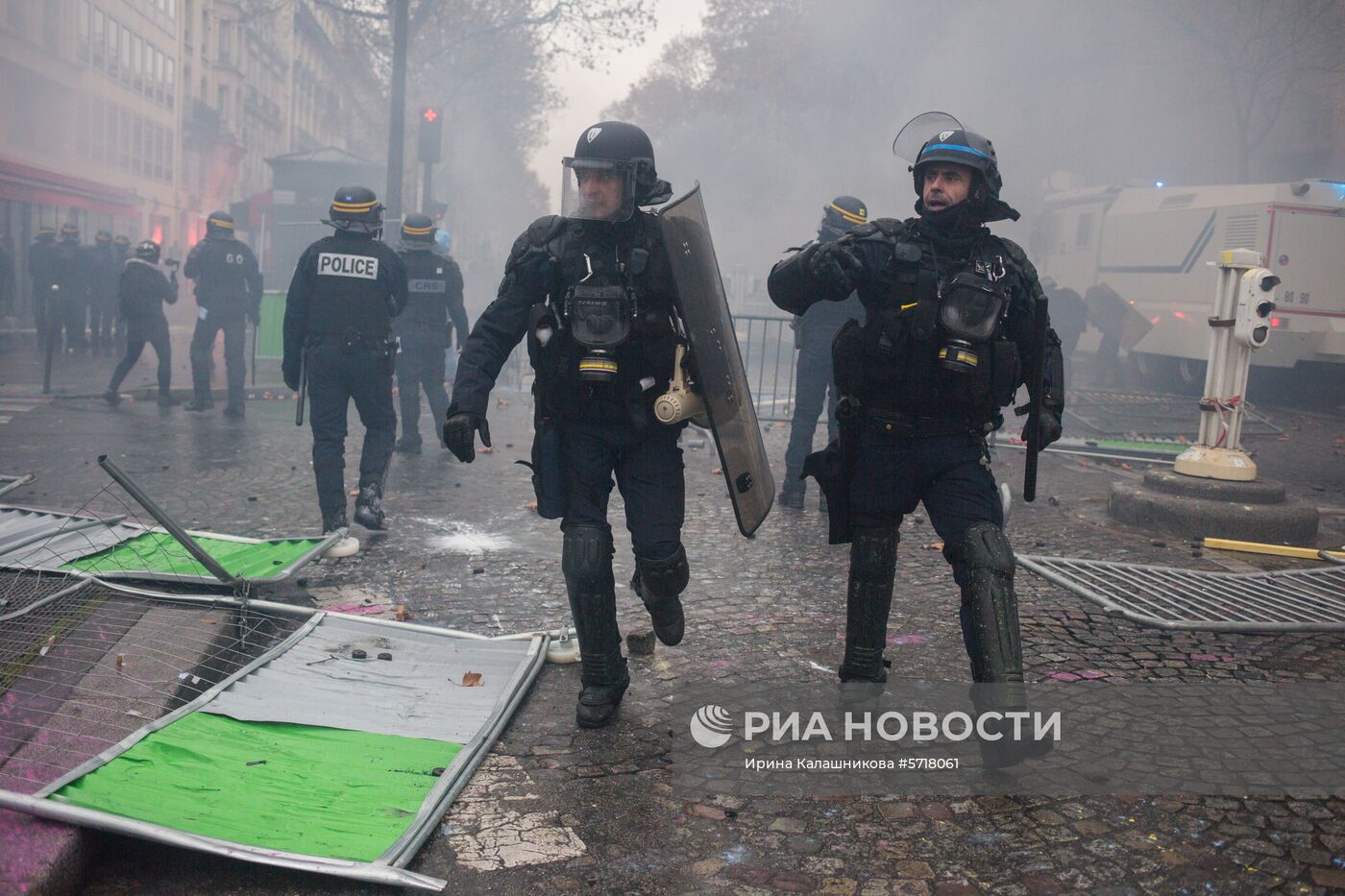 Акция протеста автомобилистов "жёлтые жилеты" в Париже