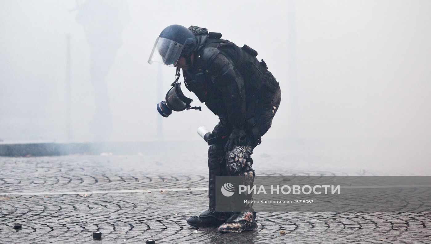 Акция протеста автомобилистов "жёлтые жилеты" в Париже