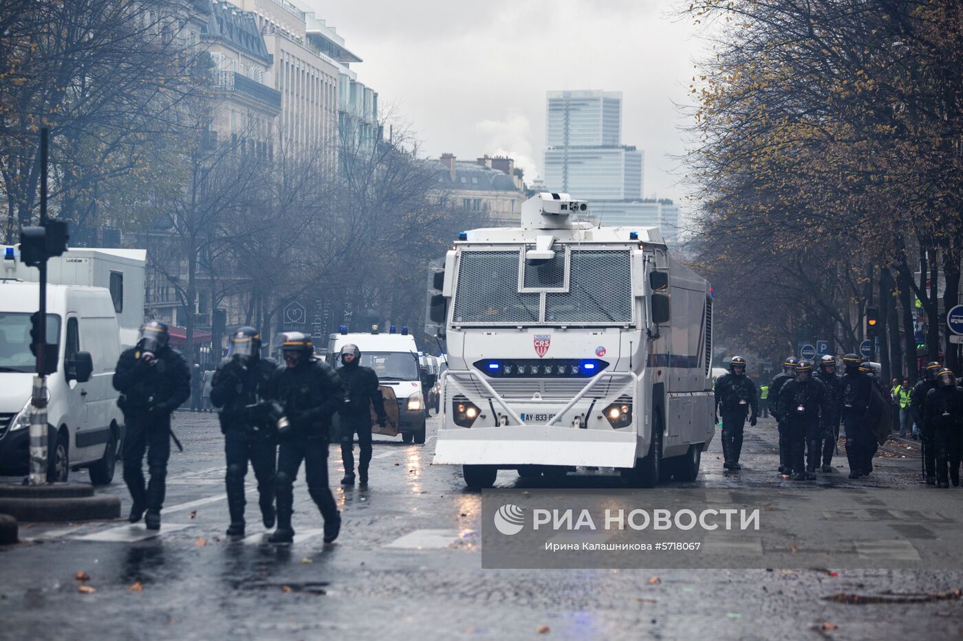Акция протеста автомобилистов "жёлтые жилеты" в Париже