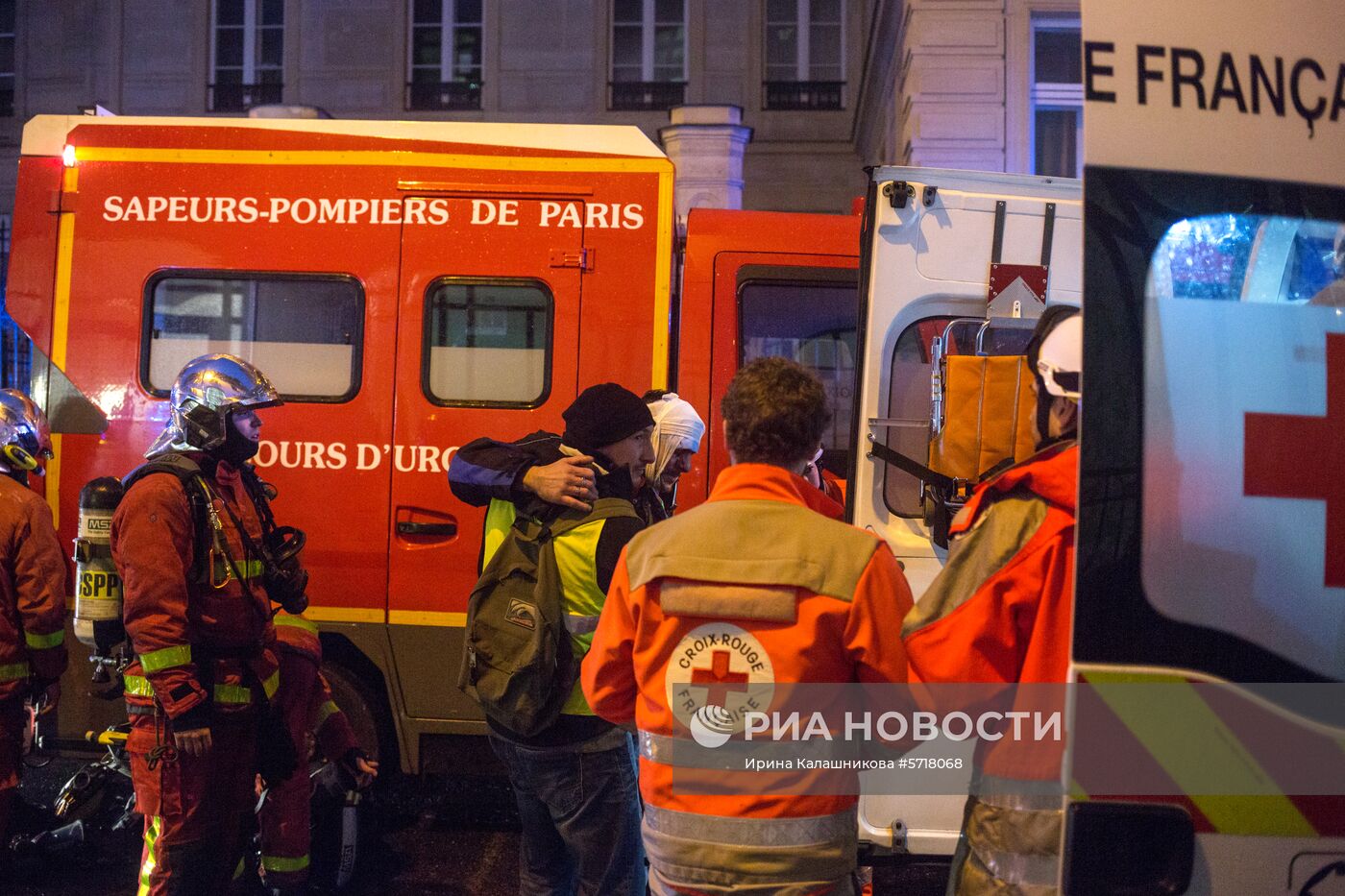 Акция протеста автомобилистов "жёлтые жилеты" в Париже