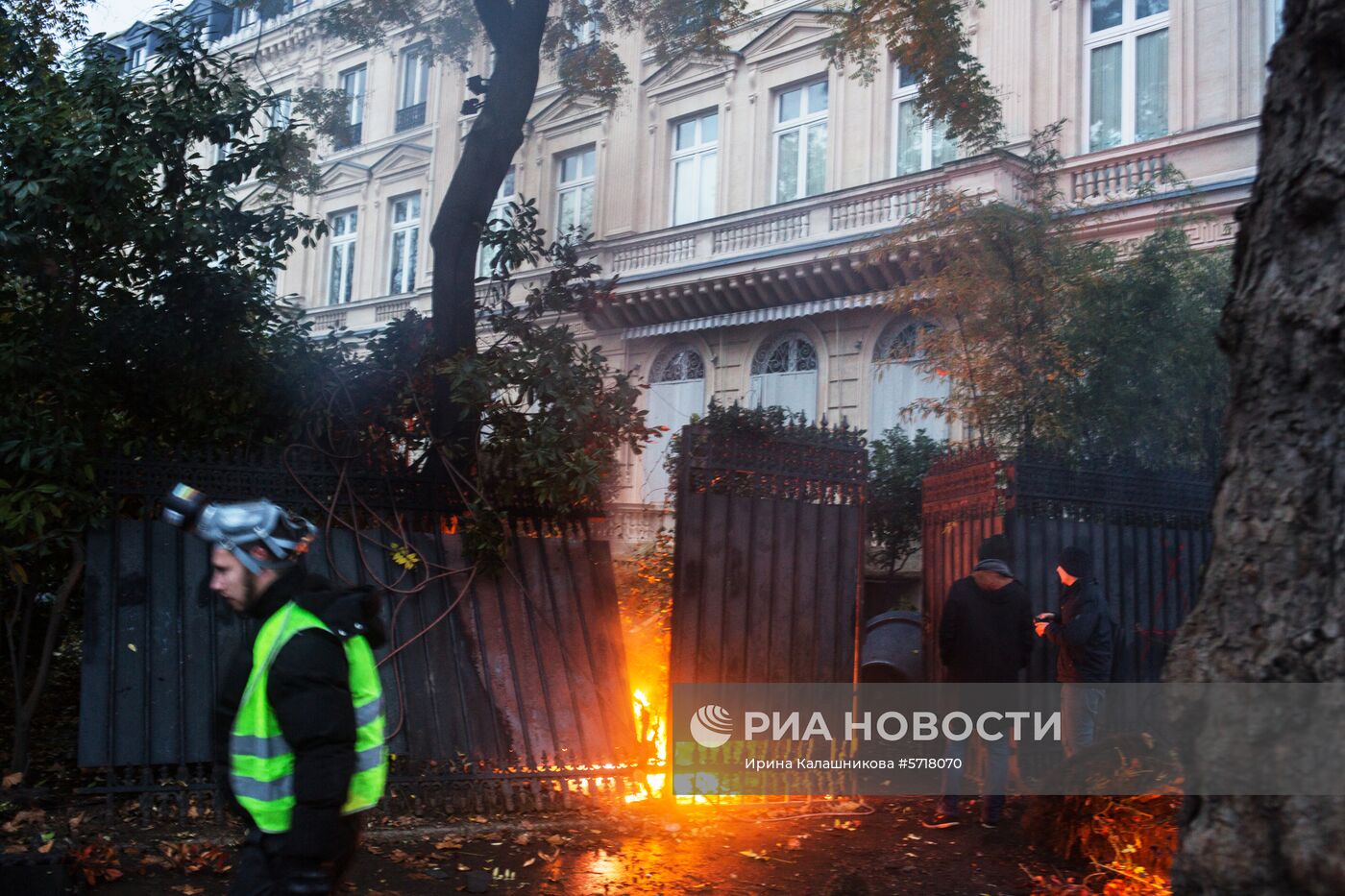 Акция протеста автомобилистов "жёлтые жилеты" в Париже