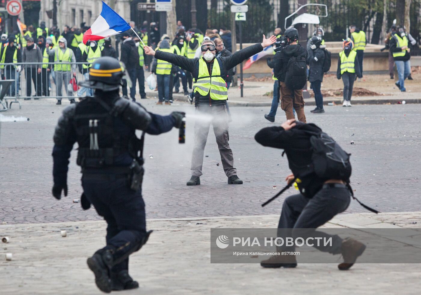 Акция протеста автомобилистов "жёлтые жилеты" в Париже