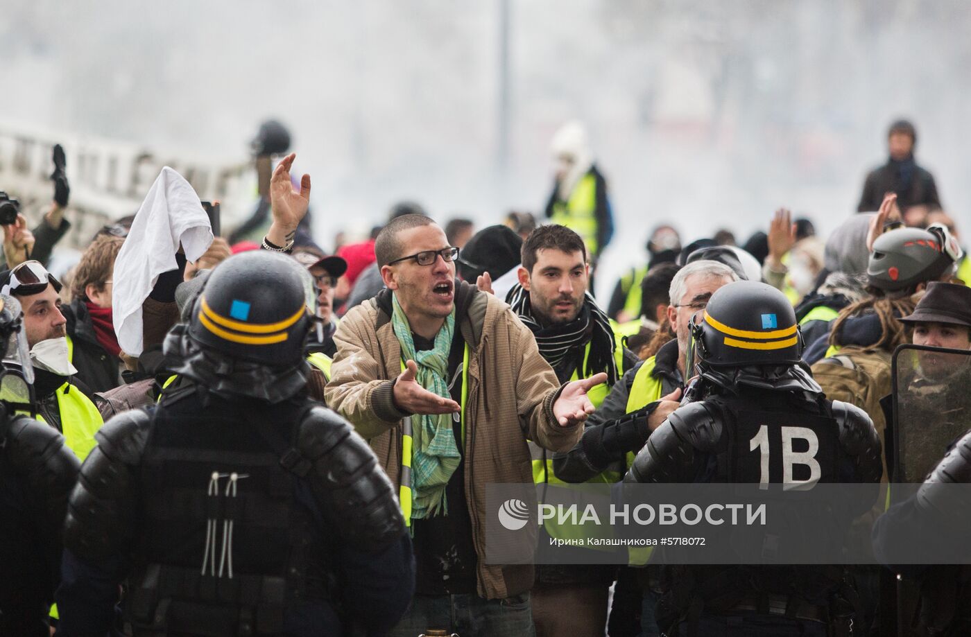 Акция протеста автомобилистов "жёлтые жилеты" в Париже
