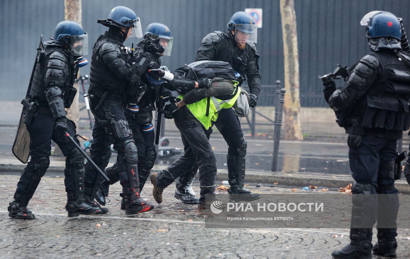 Акция протеста автомобилистов "жёлтые жилеты" в Париже