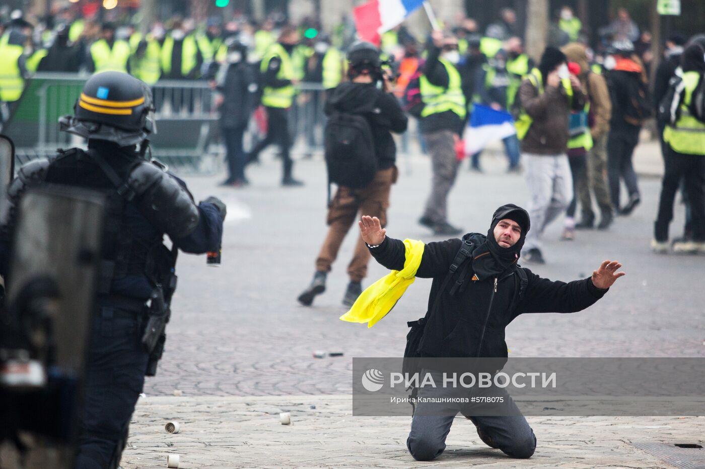 Акция протеста автомобилистов "жёлтые жилеты" в Париже