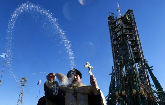Освящение ракеты-носителя "Союз-ФГ" с пилотируемым кораблем "Союз МС-11"