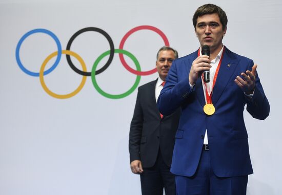 Вручение золотой медали Олимпиады в Пекине борцу Б. Ахмедову