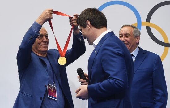 Вручение золотой медали Олимпиады в Пекине борцу Б. Ахмедову