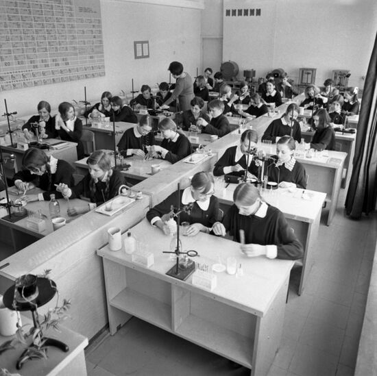 Урок химии в средней школе