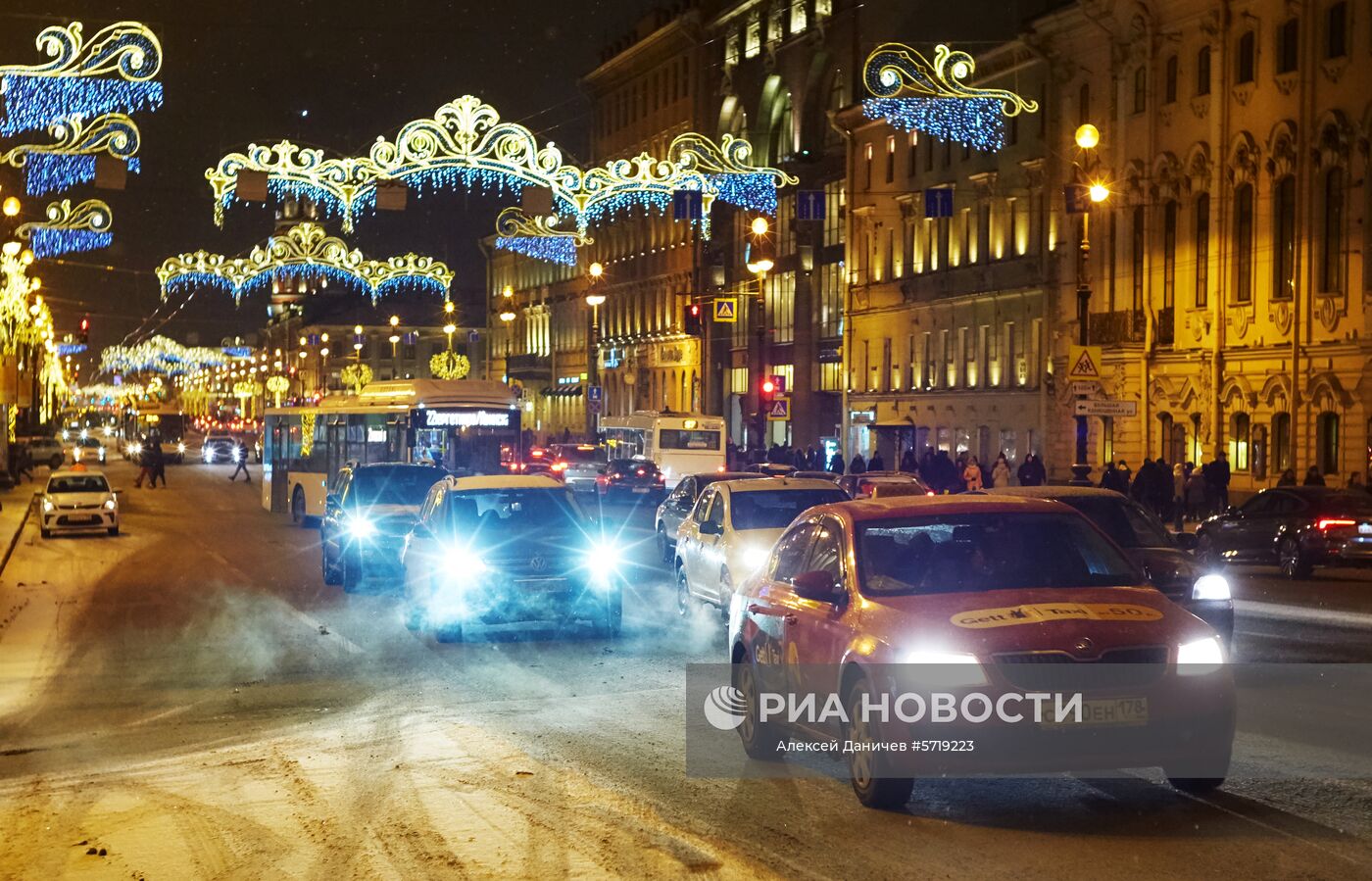 Новогодняя иллюминация на Невском проспекте в Санкт-Петербурге. Место: Россия, Санкт-Петербург. Автор: Алексей Даничев/РИА Новости. Украшение Санкт-Петербурга к Новому году