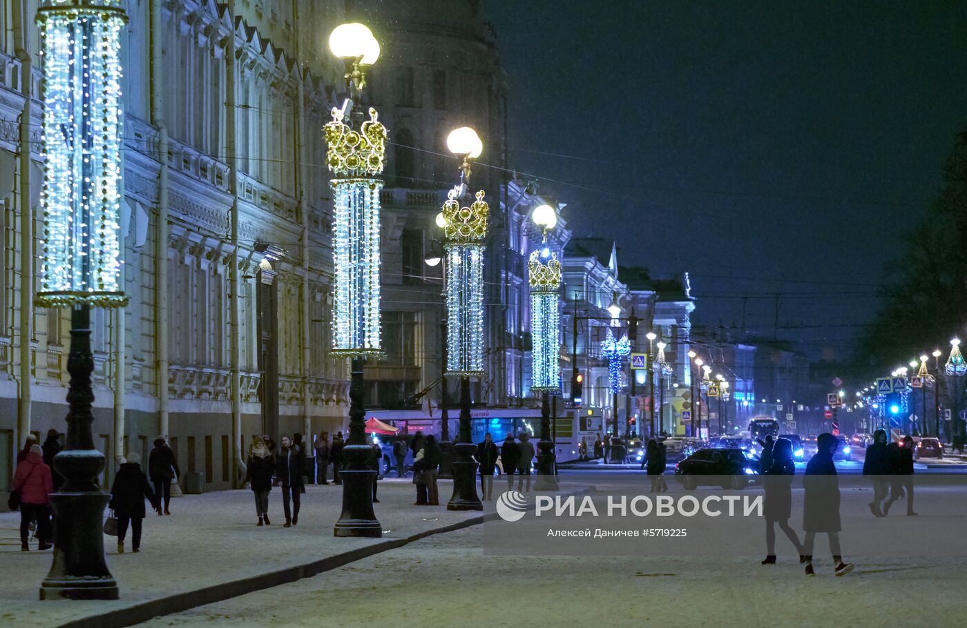 Новогодняя иллюминация у Государственного Эрмитажа в Санкт-Петербурге. Место: Россия, Санкт-Петербург. Автор: Алексей Даничев/РИА Новости. Украшение Санкт-Петербурга к Новому году