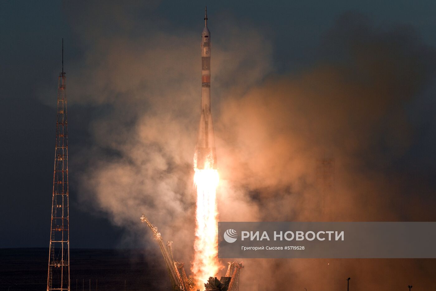 Старт РН "Союз-ФГ" с кораблем "Союз МС-11" с космодрома Байконур