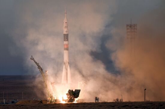 Старт РН "Союз-ФГ" с кораблем "Союз МС-11" с космодрома Байконур