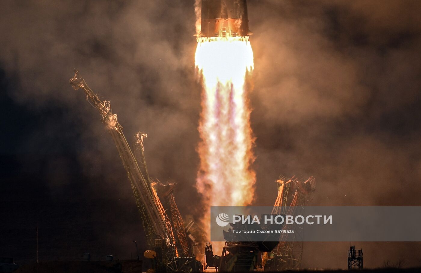 Старт РН "Союз-ФГ" с кораблем "Союз МС-11" с космодрома Байконур