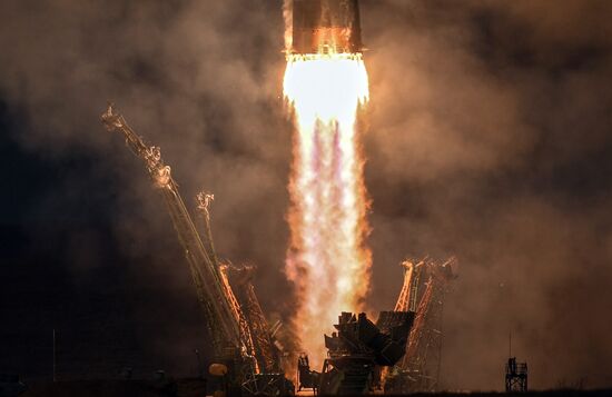 Старт РН "Союз-ФГ" с кораблем "Союз МС-11" с космодрома Байконур