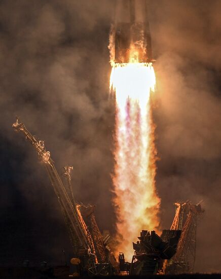 Старт РН "Союз-ФГ" с кораблем "Союз МС-11" с космодрома Байконур