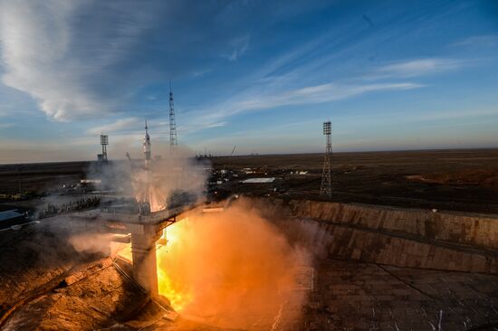 Старт РН "Союз-ФГ" с кораблем "Союз МС-11" с космодрома Байконур