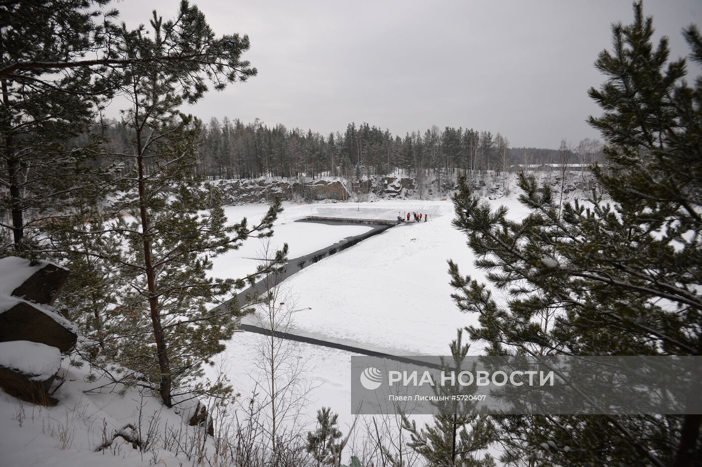 Заготовка и обработка льда для строительства главного ледового городка в Екатеринбурге