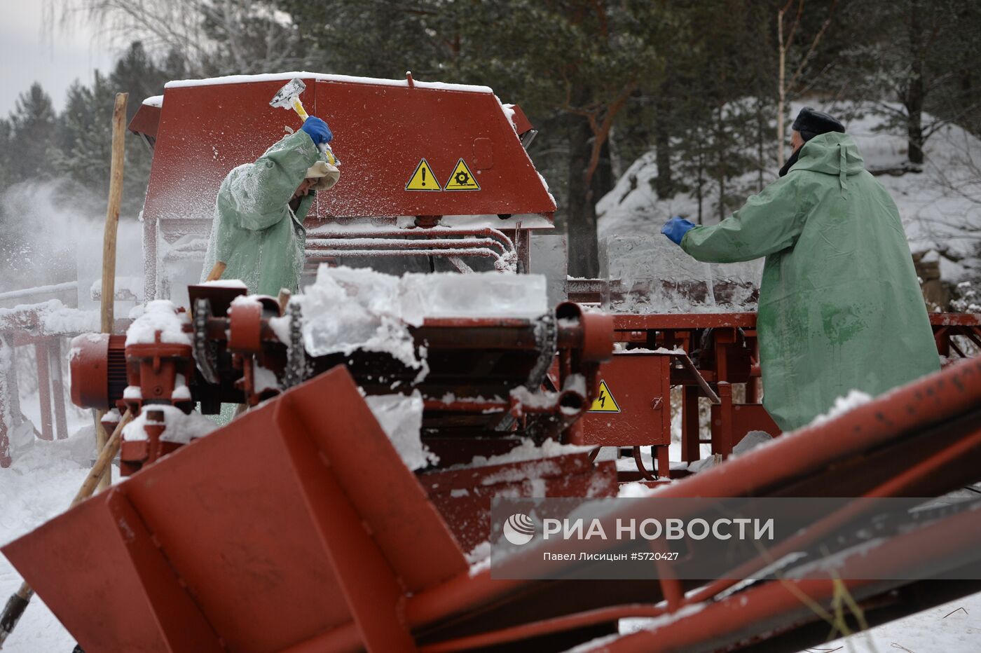 Заготовка и обработка льда для строительства главного ледового городка в Екатеринбурге