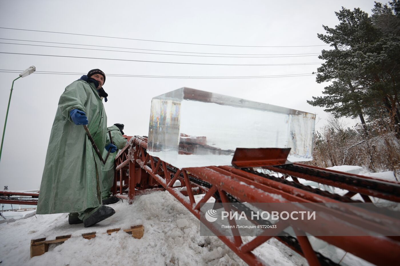 Заготовка и обработка льда для строительства главного ледового городка в Екатеринбурге