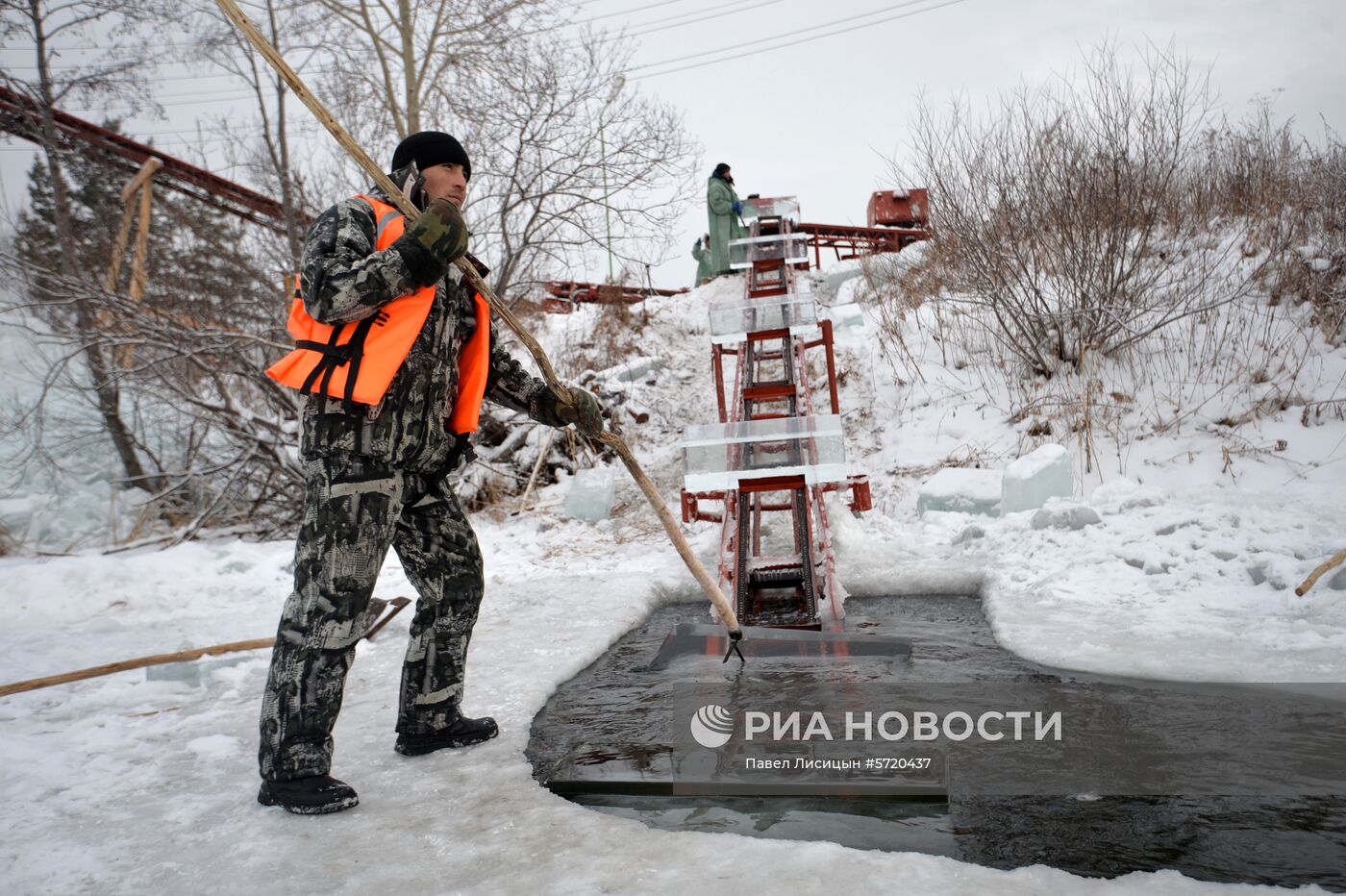 Заготовка и обработка льда для строительства главного ледового городка в Екатеринбурге