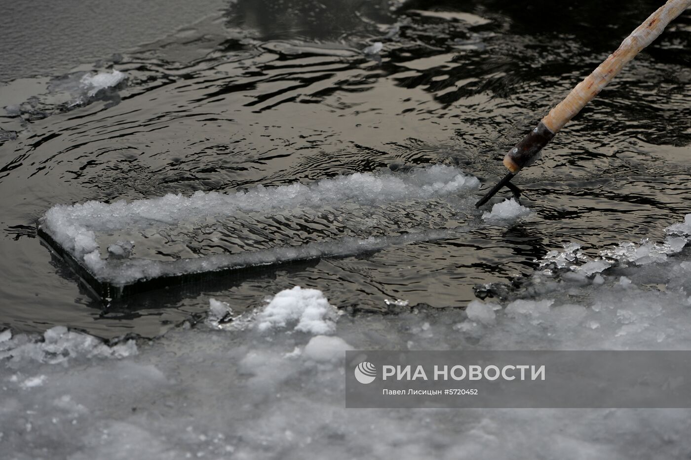 Заготовка и обработка льда для строительства главного ледового городка в Екатеринбурге