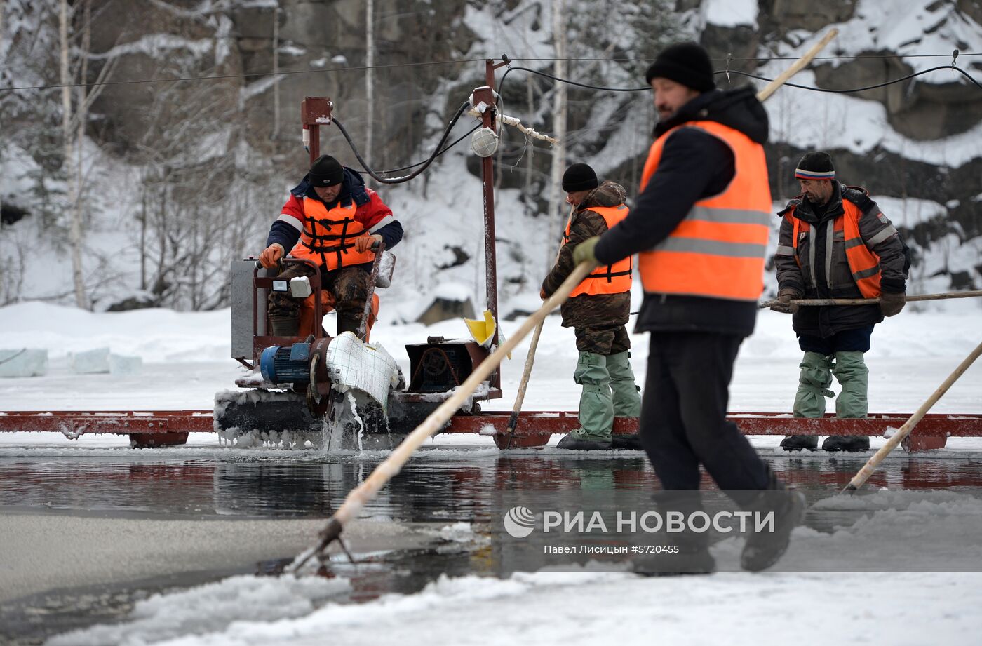 Заготовка и обработка льда для строительства главного ледового городка в Екатеринбурге