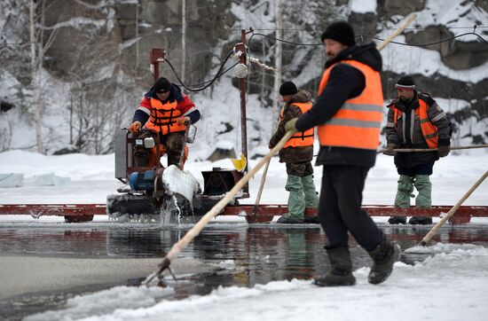 Заготовка и обработка льда для строительства главного ледового городка в Екатеринбурге