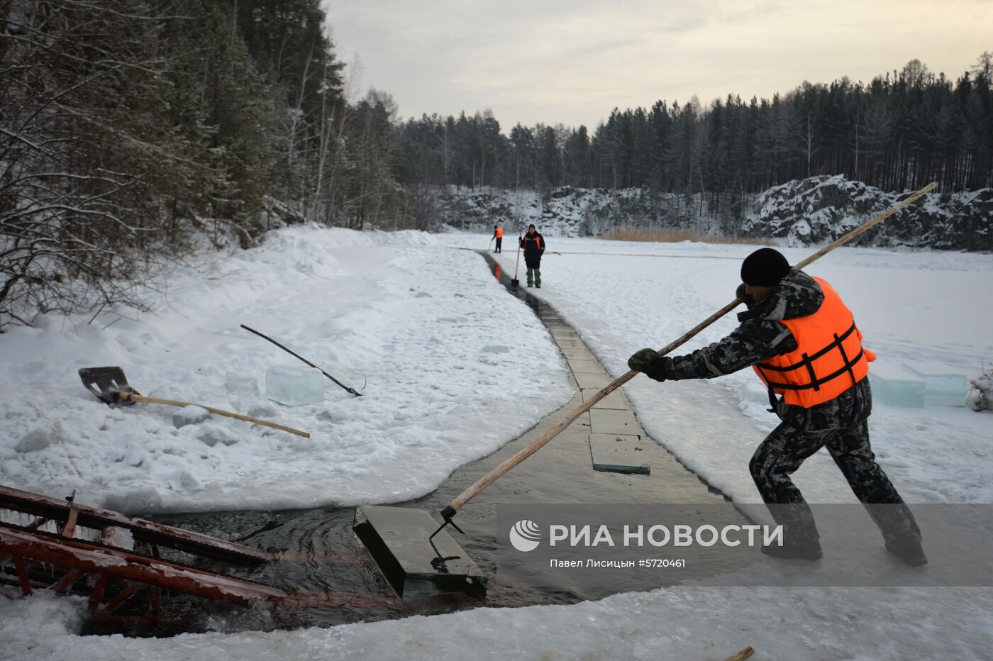 Заготовка и обработка льда для строительства главного ледового городка в Екатеринбурге