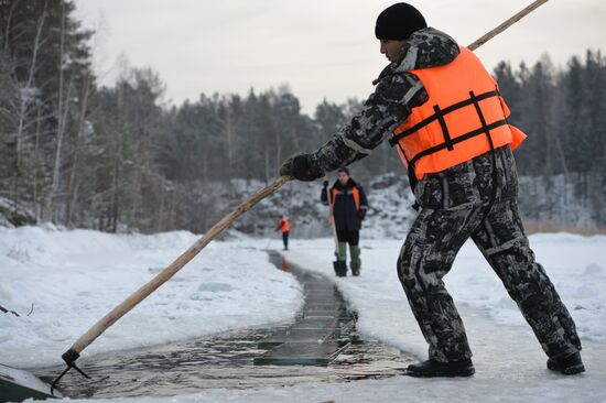 Заготовка и обработка льда для строительства главного ледового городка в Екатеринбурге