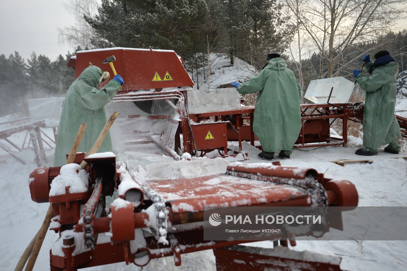 Заготовка и обработка льда для строительства главного ледового городка в Екатеринбурге