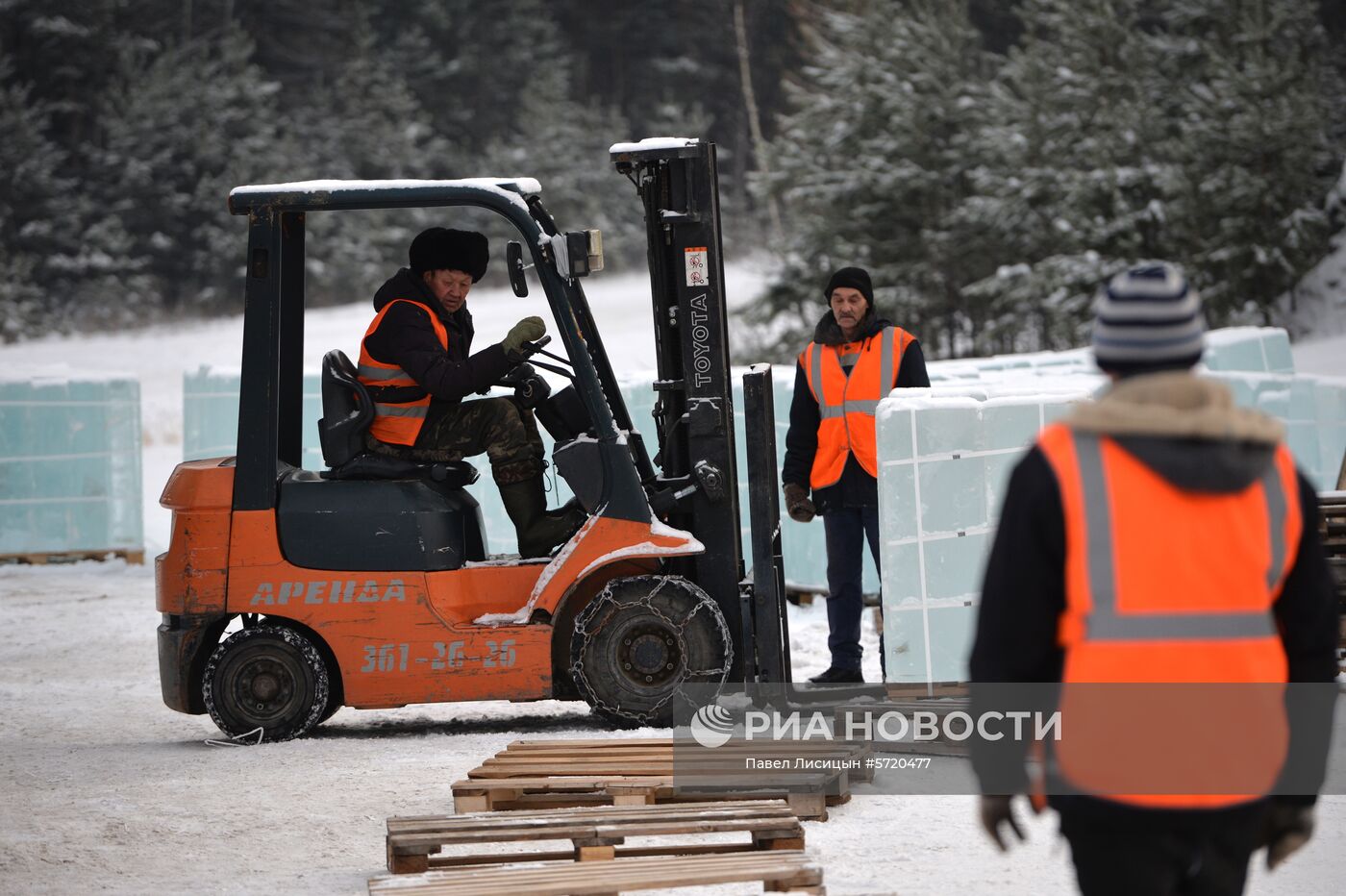 Заготовка и обработка льда для строительства главного ледового городка в Екатеринбурге