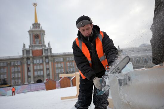 Заготовка и обработка льда для строительства главного ледового городка в Екатеринбурге