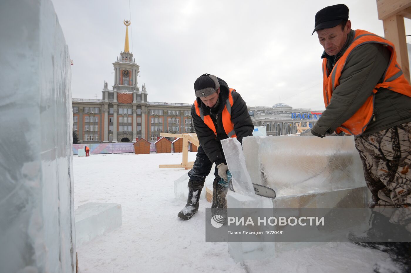 Заготовка и обработка льда для строительства главного ледового городка в Екатеринбурге