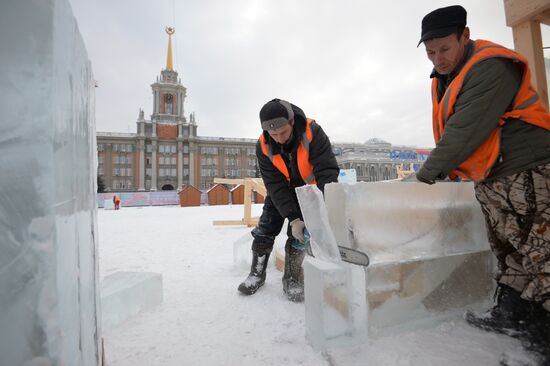 Заготовка и обработка льда для строительства главного ледового городка в Екатеринбурге