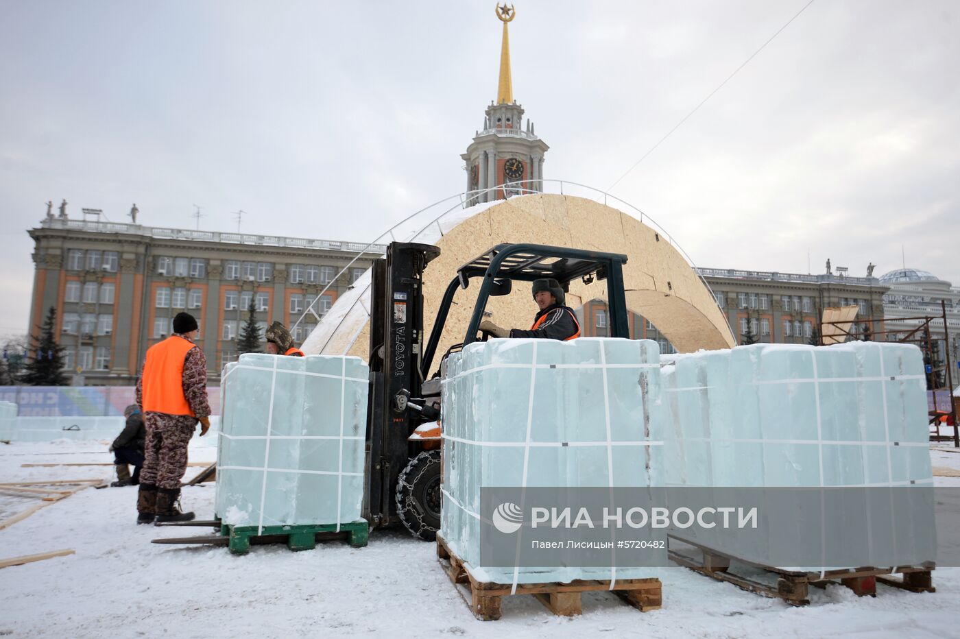 Заготовка и обработка льда для строительства главного ледового городка в Екатеринбурге