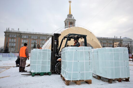 Заготовка и обработка льда для строительства главного ледового городка в Екатеринбурге