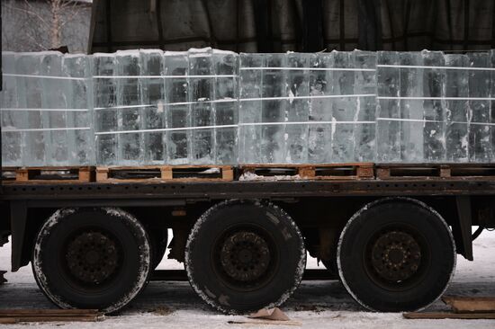 Заготовка и обработка льда для строительства главного ледового городка в Екатеринбурге