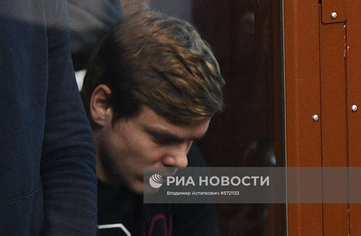 Рассмотрение ходатайства о продлении срока ареста футболистам П. Мамаеву и А. Кокорину