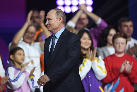 Президент РФ В. Путин вручил премии «Доброволец России – 2018»