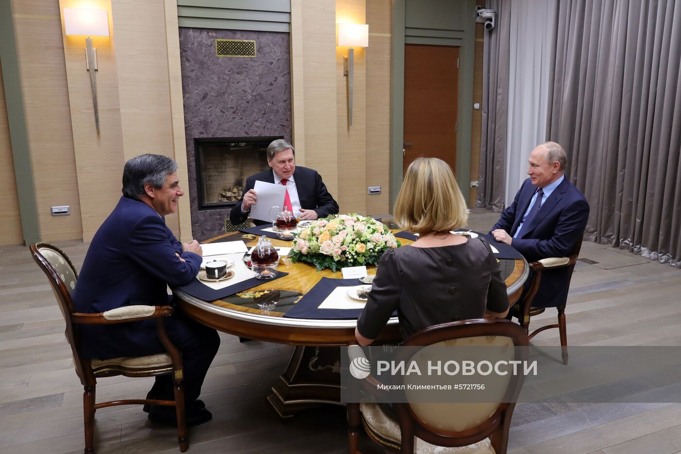 Президент РФ В. Путин встретился с экс-премьером Франции Ф. Фийоном