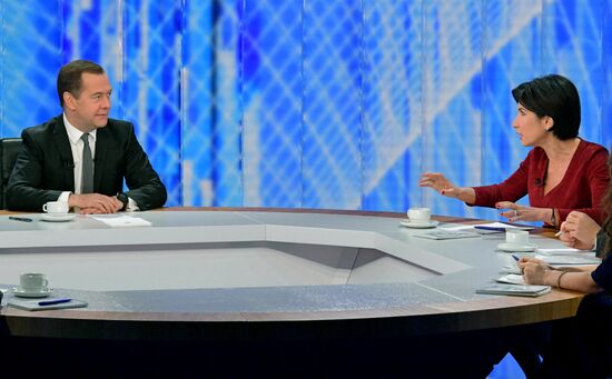 Премьер-министр РФ Д. Медведев подвёл итоги года в интервью пяти российским телеканалам 