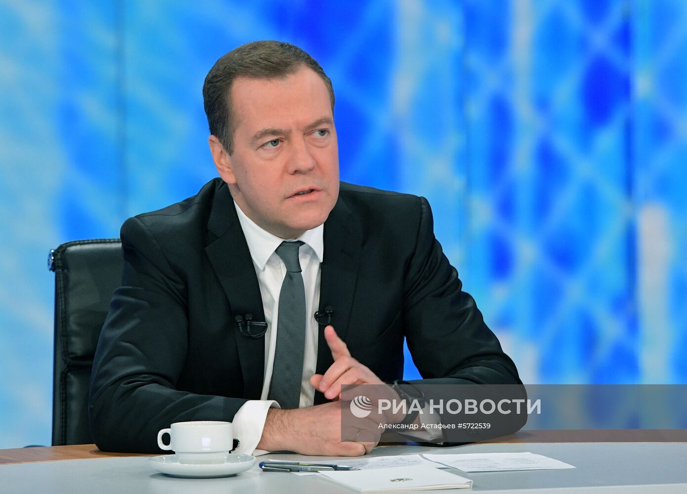 Премьер-министр РФ Д. Медведев подвёл итоги года в интервью пяти российским телеканалам 